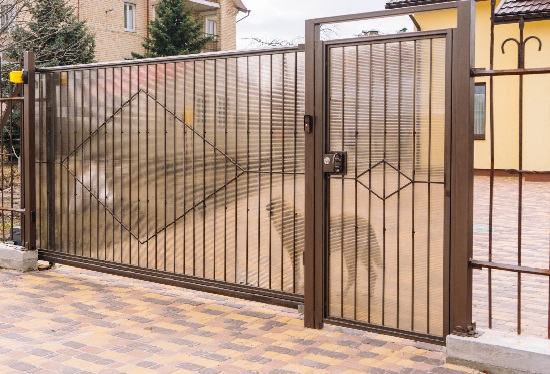 Купить ворота из профлиста с элементами ковки, с металлическими столбами в рамке или под дерево в Шуе от 154905 руб
